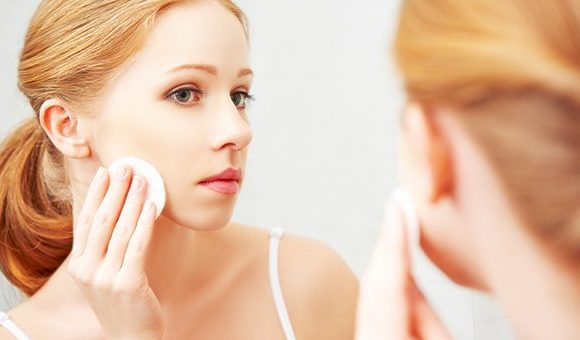Several Benefits to Taking off Your Eye Makeup before Going to Bed