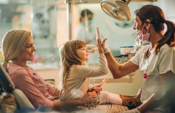 How Family Dentistry Helps Parents Model Healthy Behaviors
